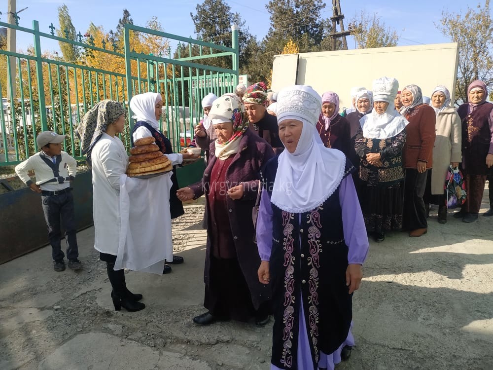 Катышуучуларды тосуп алуу учурунда
